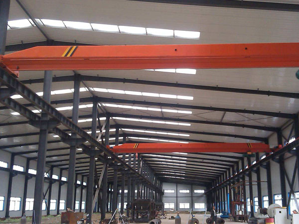 安裝單梁起重機(jī)主梁離屋頂最小距離多少？