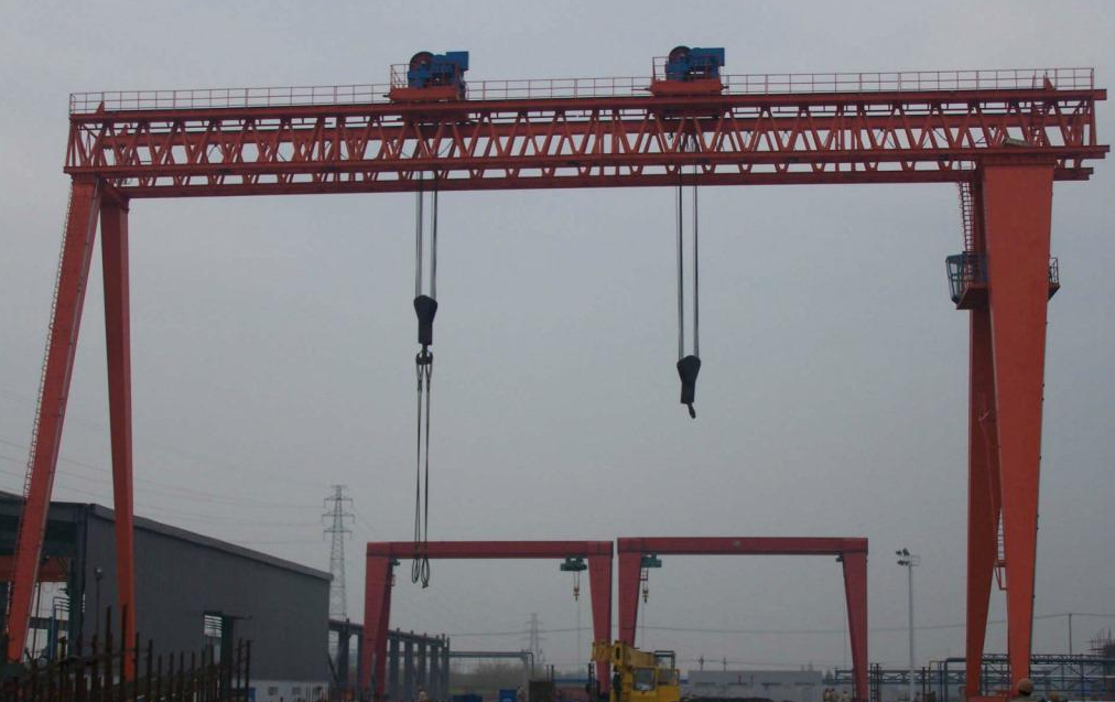 龍門吊在裝卸物料時應(yīng)注意什么？