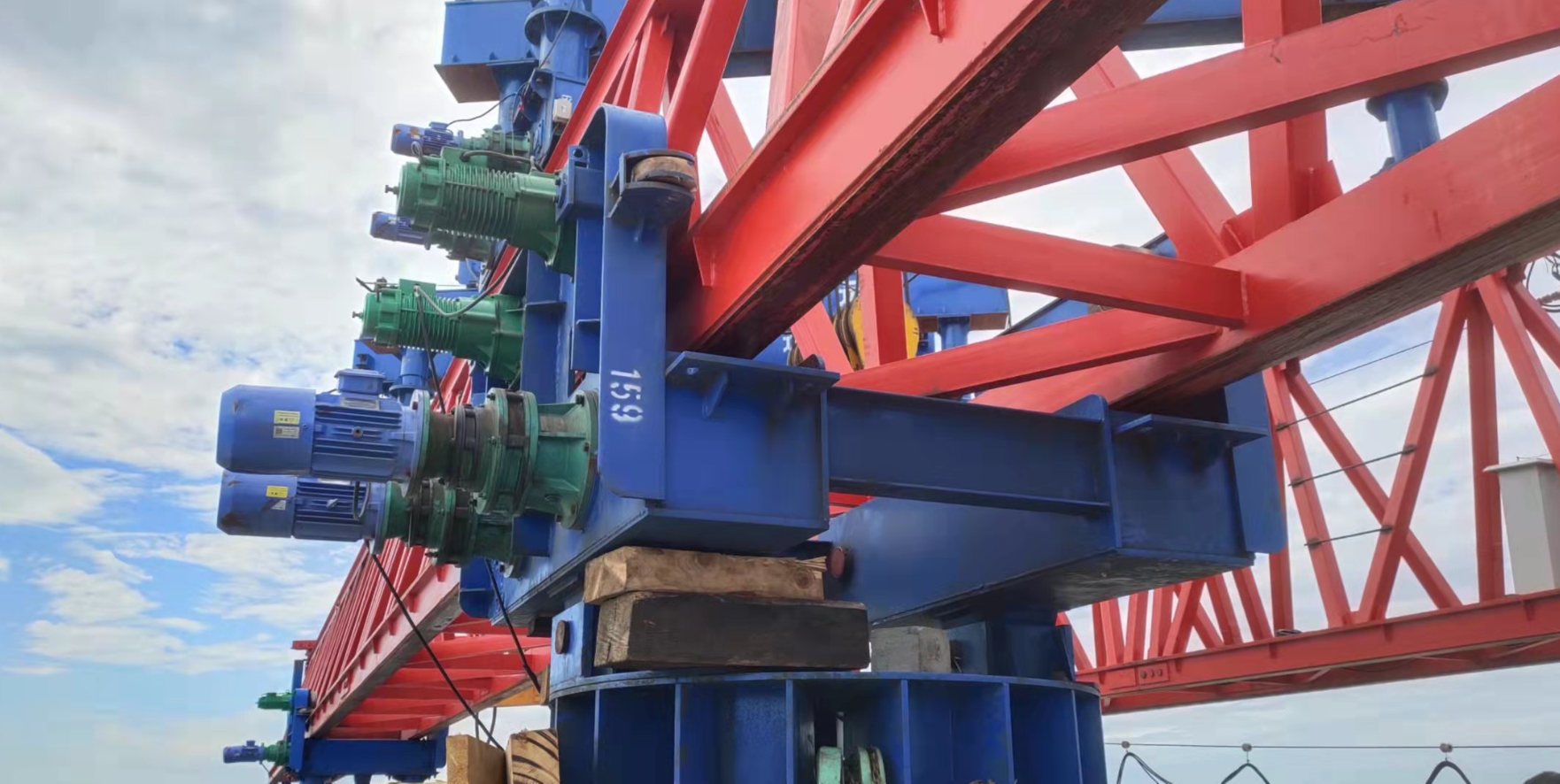 引起高鐵架橋機(jī)設(shè)備環(huán)境溫度影響的因素都有哪些？