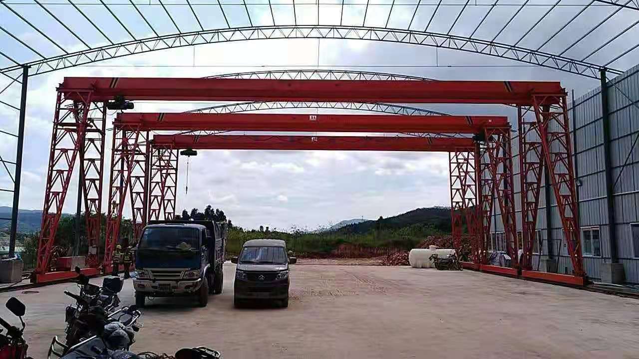 在維護(hù)全包廂電動(dòng)單梁門式起重機(jī)的時(shí)候需要注意什么問(wèn)題