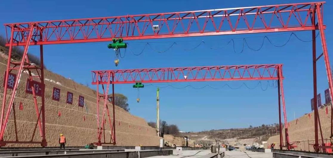 MH單梁10t倒三角龍門(mén)吊和電動(dòng)雙梁橋式起重機(jī)有什么區(qū)別?